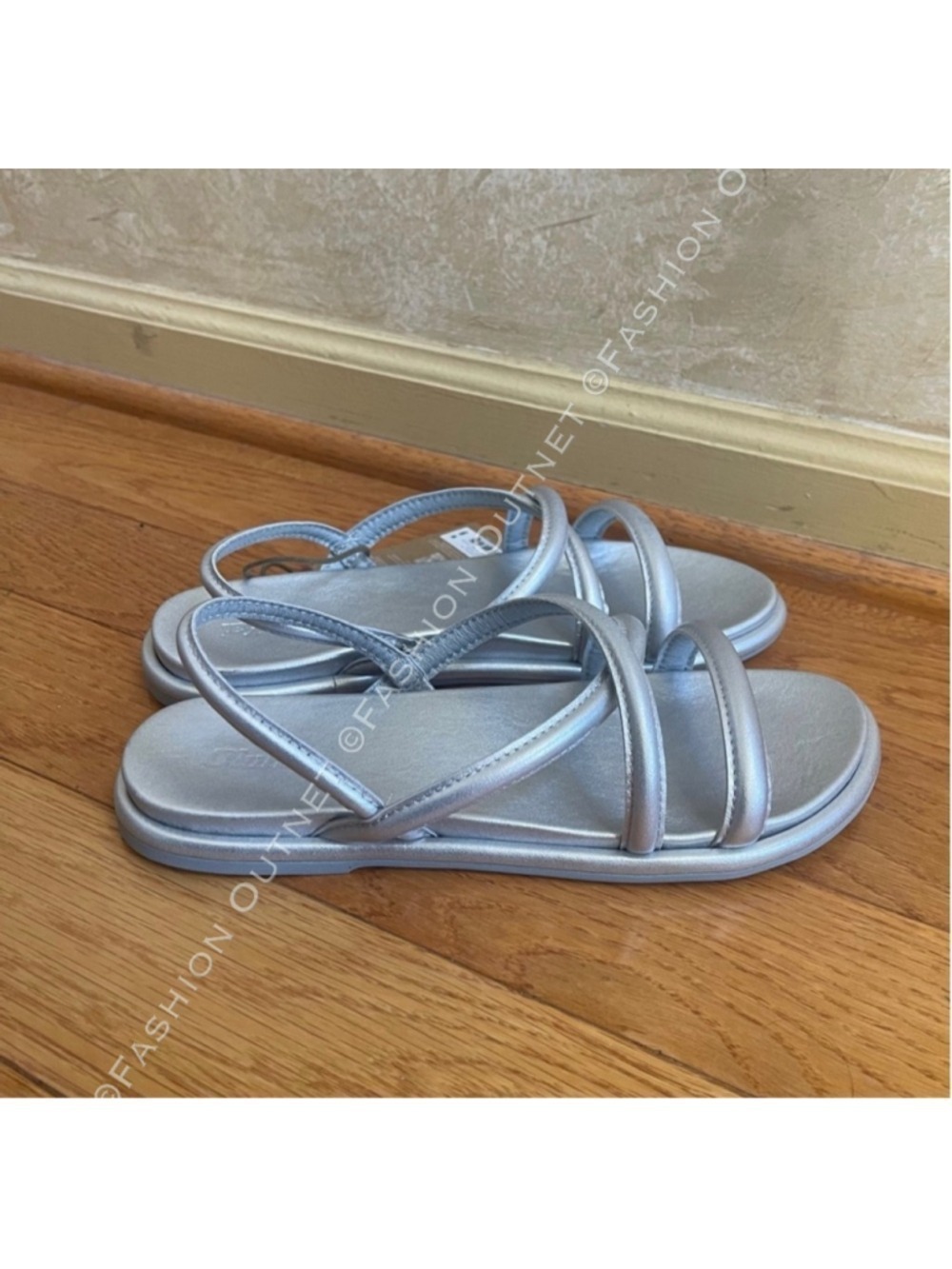 OluKai Tiare Strappy Silver Metallic Leather Sandals Comfort Slide Summer Size 9
